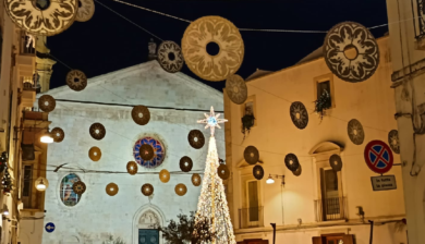 Comune di Noci: la Chiesa Madre riapre con i fiscoli decorativi in Piazza Plebiscito