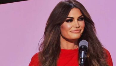 Trump prosegue con la “parentopoli”. Nominata pure la fidanzata di suo figlio: Kimberly Guilfoyle scelta come ambasciatrice in Grecia