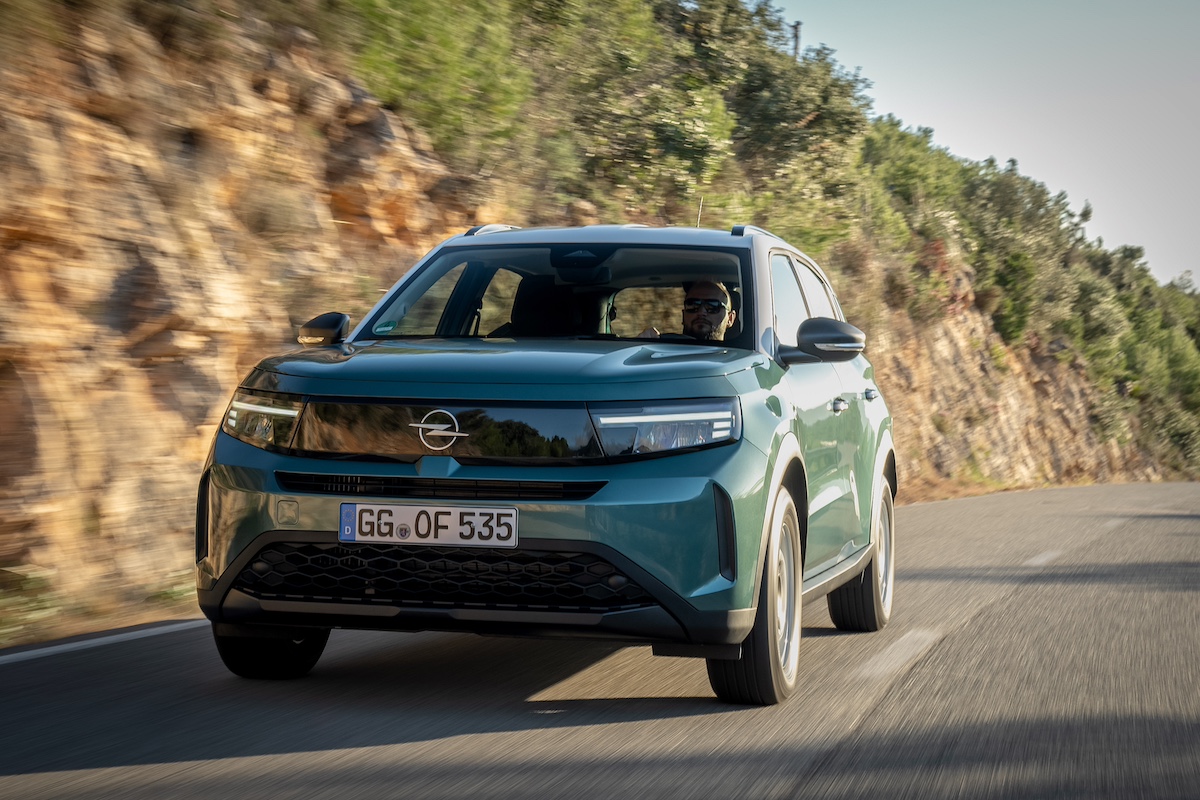 Nuovo Opel Frontera: design minimalista, interni sostenibili e motorizzazioni innovative