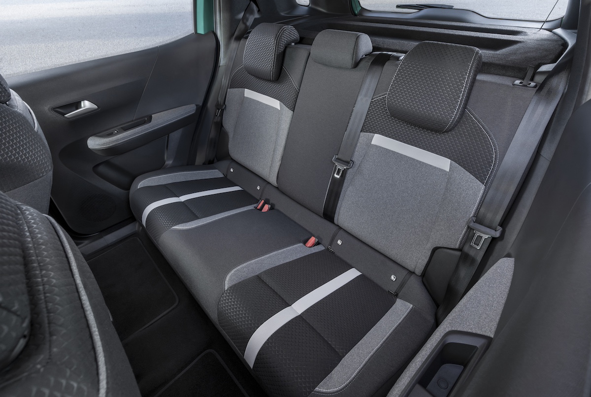 Nuovo Opel Frontera: design minimalista, interni sostenibili e motorizzazioni innovative