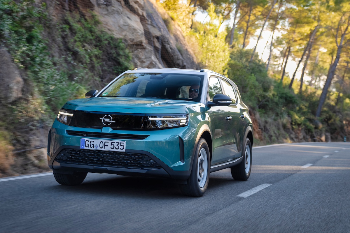 Nuovo Opel Frontera: design minimalista, interni sostenibili e motorizzazioni innovative