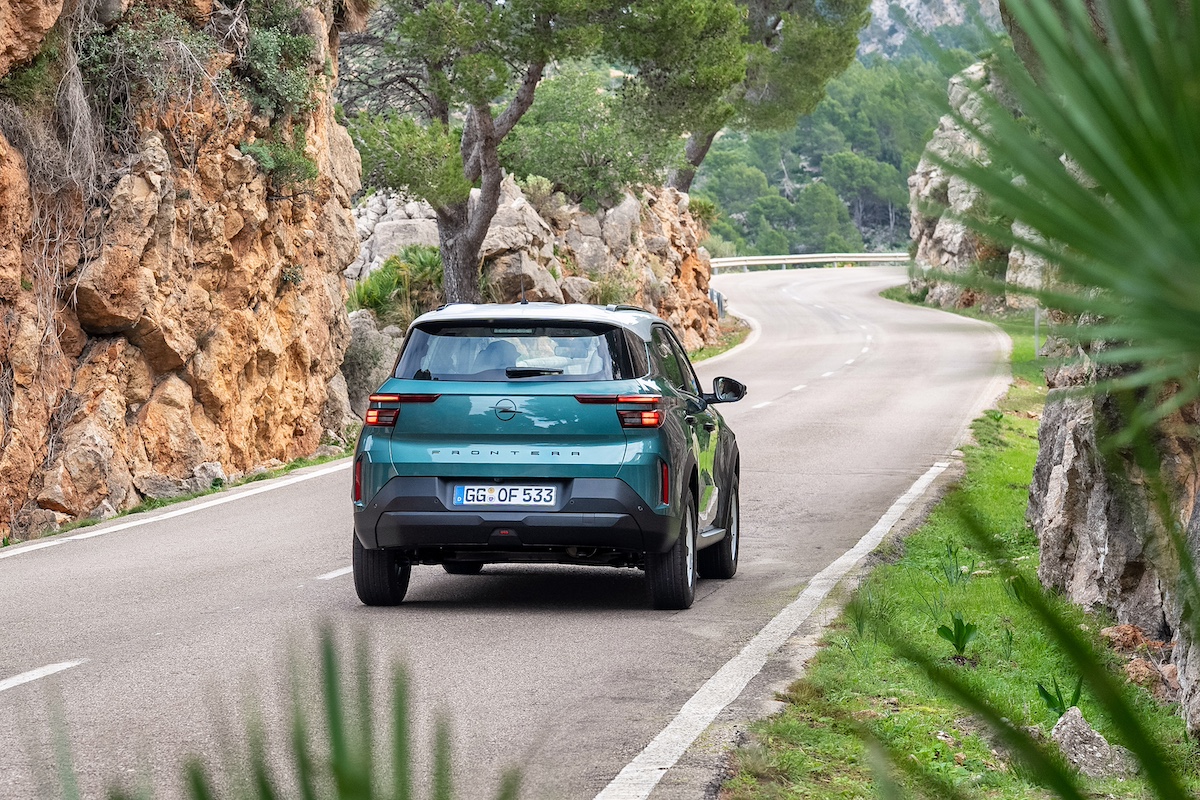 Nuovo Opel Frontera: design minimalista, interni sostenibili e motorizzazioni innovative