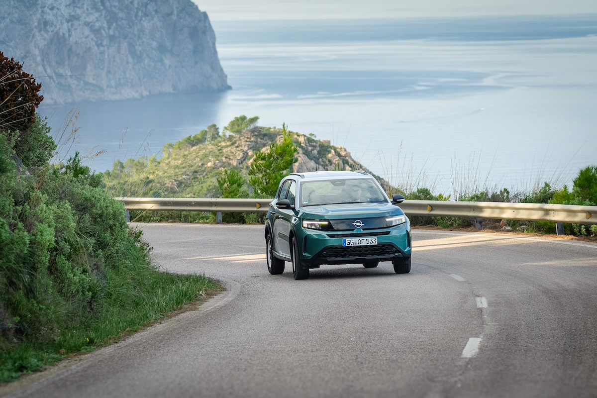 Nuovo Opel Frontera: design minimalista, interni sostenibili e motorizzazioni innovative