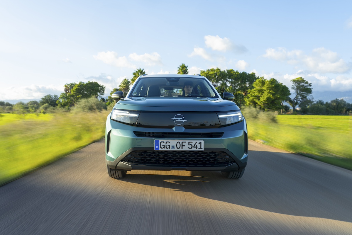 Nuovo Opel Frontera: design minimalista, interni sostenibili e motorizzazioni innovative