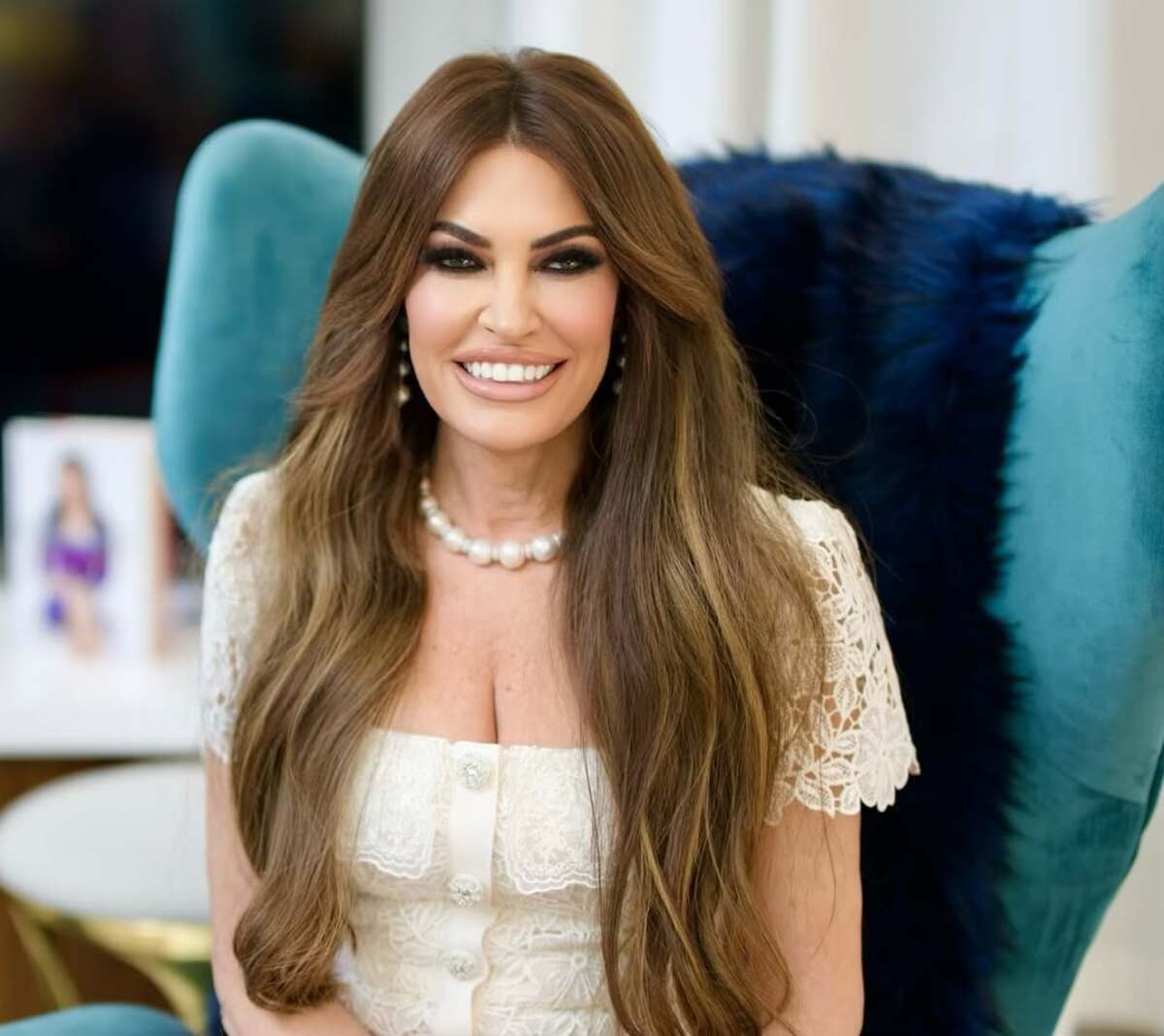 Trump prosegue con la “parentopoli”. Nominata pure la fidanzata di suo figlio: Kimberly Guilfoyle scelta come ambasciatrice in Grecia