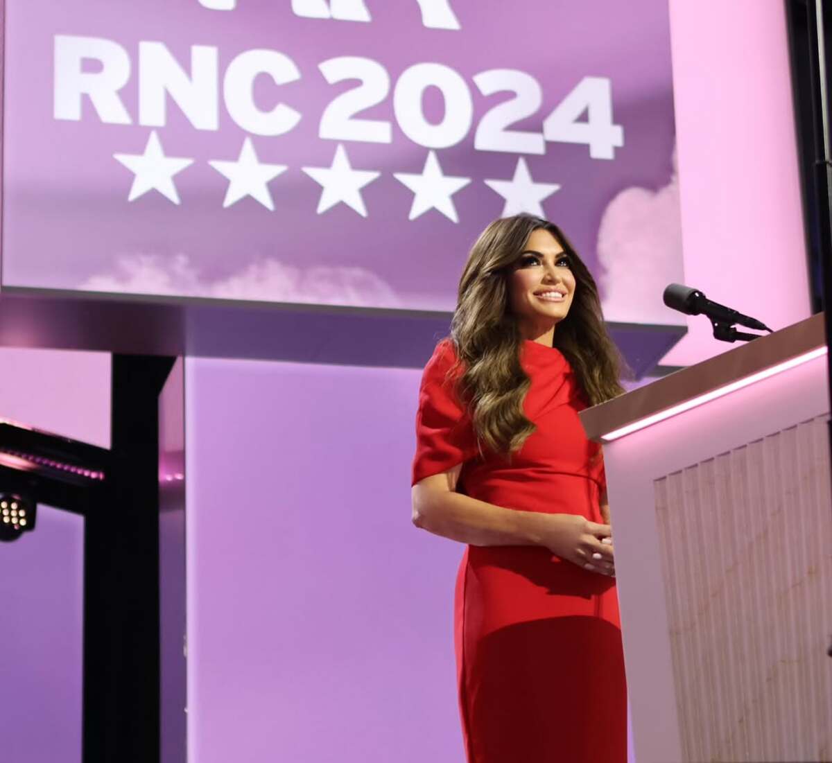 Trump prosegue con la “parentopoli”. Nominata pure la fidanzata di suo figlio: Kimberly Guilfoyle scelta come ambasciatrice in Grecia