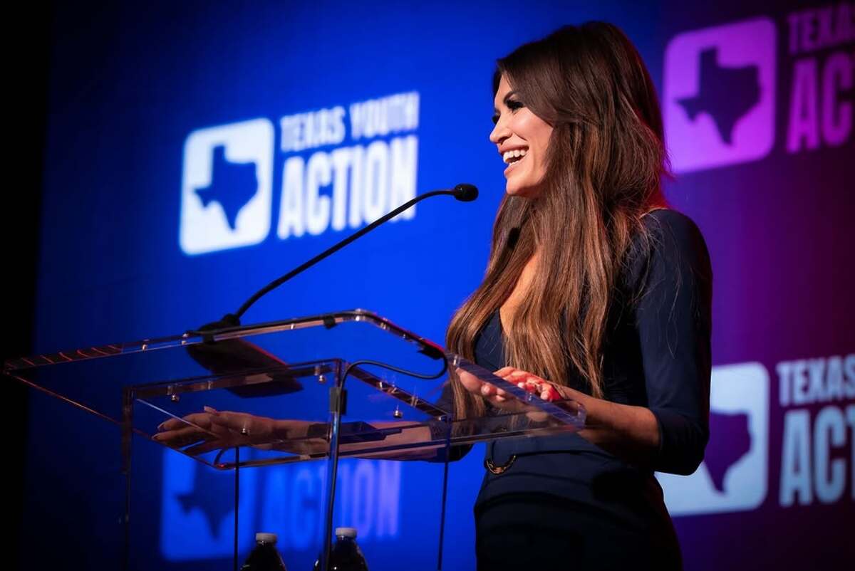 Trump prosegue con la “parentopoli”. Nominata pure la fidanzata di suo figlio: Kimberly Guilfoyle scelta come ambasciatrice in Grecia