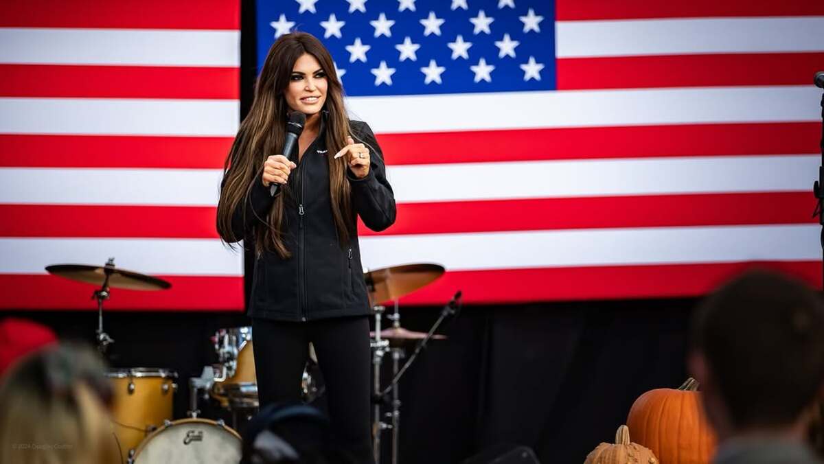 Trump prosegue con la “parentopoli”. Nominata pure la fidanzata di suo figlio: Kimberly Guilfoyle scelta come ambasciatrice in Grecia