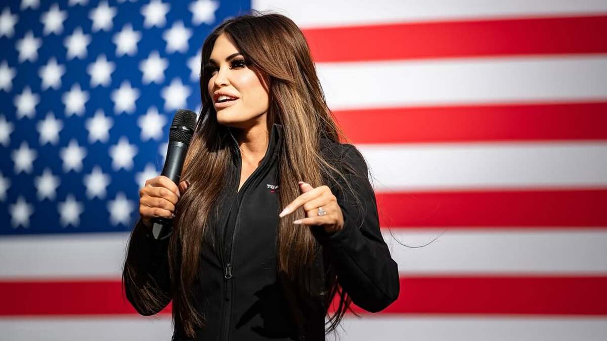 Trump prosegue con la “parentopoli”. Nominata pure la fidanzata di suo figlio: Kimberly Guilfoyle scelta come ambasciatrice in Grecia