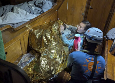 Bambina salvata in mare nel Canale di Sicilia: aggrappata a due salvagenti, è l’unica sopravvissuta