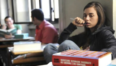 Scuola invasa dagli smartphone, sanità senza risorse, famiglie allo sbando e politici padroni: in caduta libera i pilastri della società complessa 