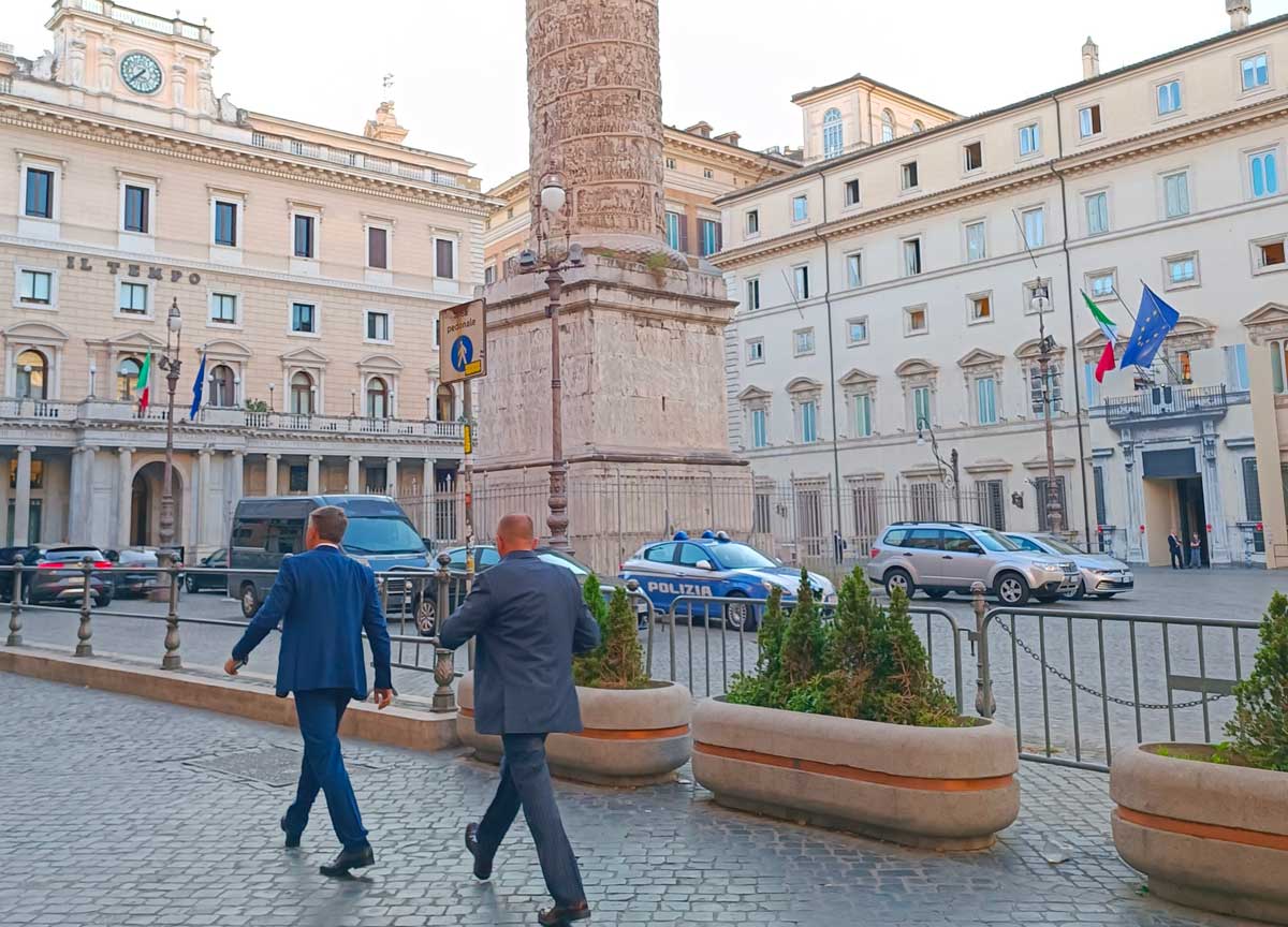 Via la Lupa e SPQR dal simbolo di Roma: una città, mille transenne, anche a costo di noleggiarle dal Comune di Gaeta Via la Lupa e SPQR dal simbolo di Roma: una città, mille transenne, anche a costo di noleggiarle dal Comune di Gaeta