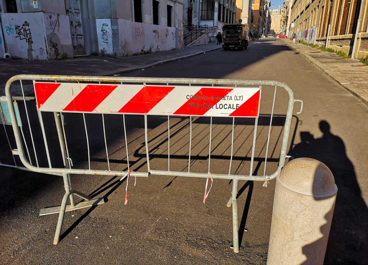 Via la Lupa e SPQR dal simbolo di Roma: una città, mille transenne, anche a costo di noleggiarle dal Comune di Gaeta Via la Lupa e SPQR dal simbolo di Roma: una città, mille transenne, anche a costo di noleggiarle dal Comune di Gaeta