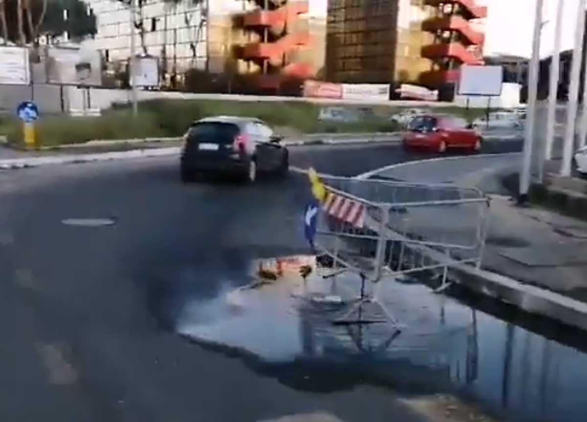 Via la Lupa e SPQR dal simbolo di Roma: una città, mille transenne, anche a costo di noleggiarle dal Comune di Gaeta Via la Lupa e SPQR dal simbolo di Roma: una città, mille transenne, anche a costo di noleggiarle dal Comune di Gaeta