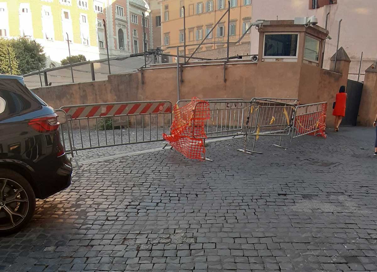 Via la Lupa e SPQR dal simbolo di Roma: una città, mille transenne, anche a costo di noleggiarle dal Comune di Gaeta Via la Lupa e SPQR dal simbolo di Roma: una città, mille transenne, anche a costo di noleggiarle dal Comune di Gaeta