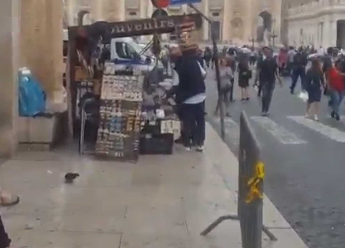 Via la Lupa e SPQR dal simbolo di Roma: una città, mille transenne, anche a costo di noleggiarle dal Comune di Gaeta Via la Lupa e SPQR dal simbolo di Roma: una città, mille transenne, anche a costo di noleggiarle dal Comune di Gaeta