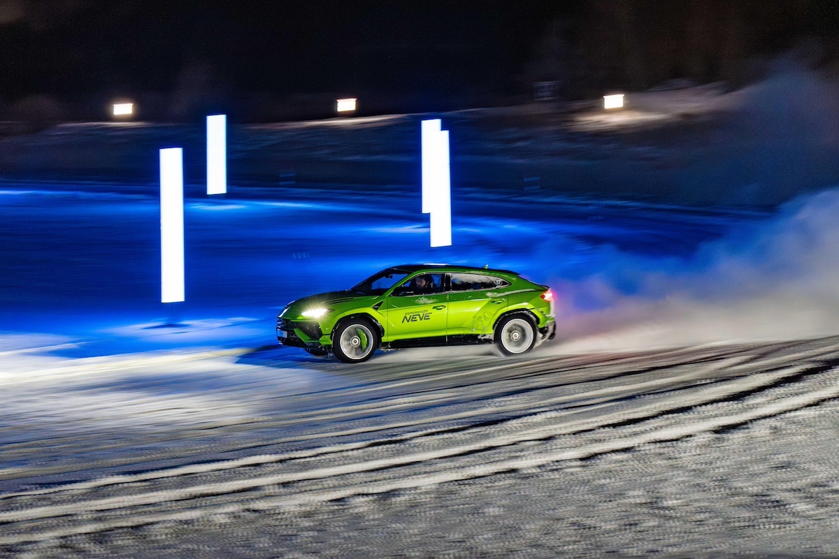 Debutto glaciale per Lamborghini Revuelto: performance e lusso su ghiaccio Debutto glaciale per Lamborghini Revuelto: performance e lusso su ghiaccio