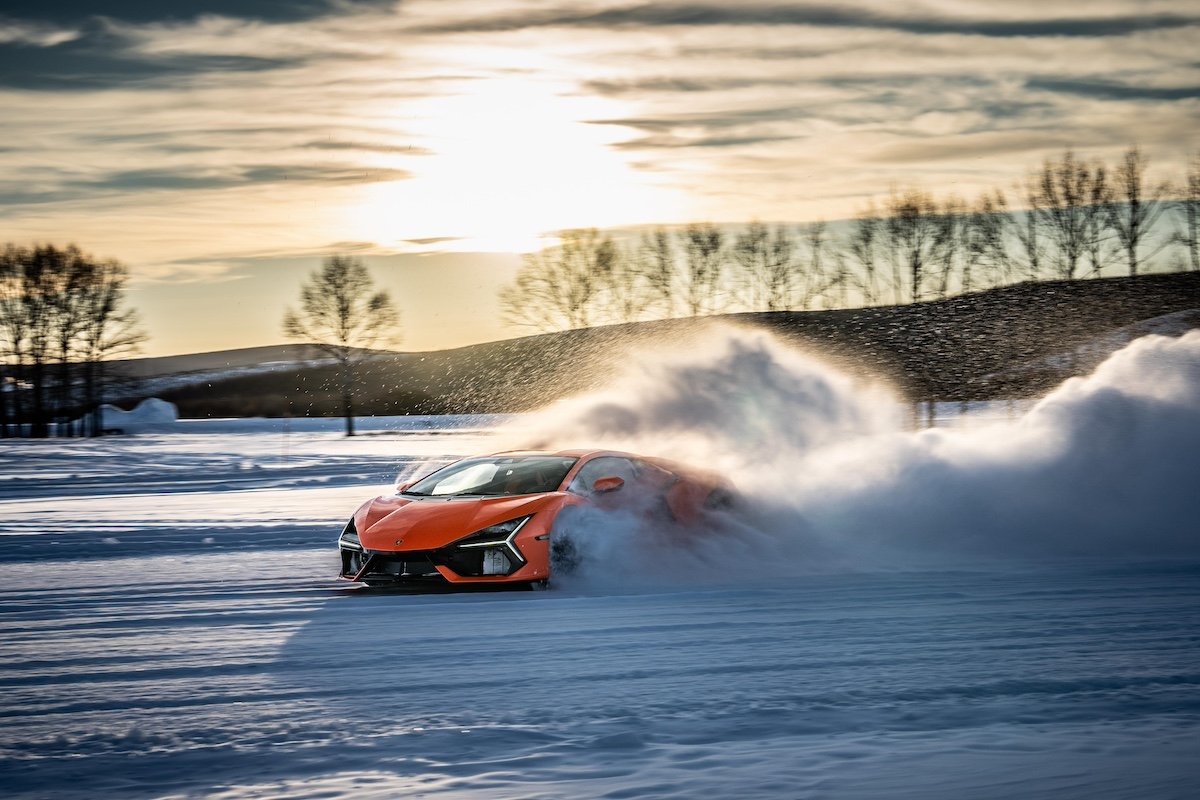 Debutto glaciale per Lamborghini Revuelto: performance e lusso su ghiaccio Debutto glaciale per Lamborghini Revuelto: performance e lusso su ghiaccio