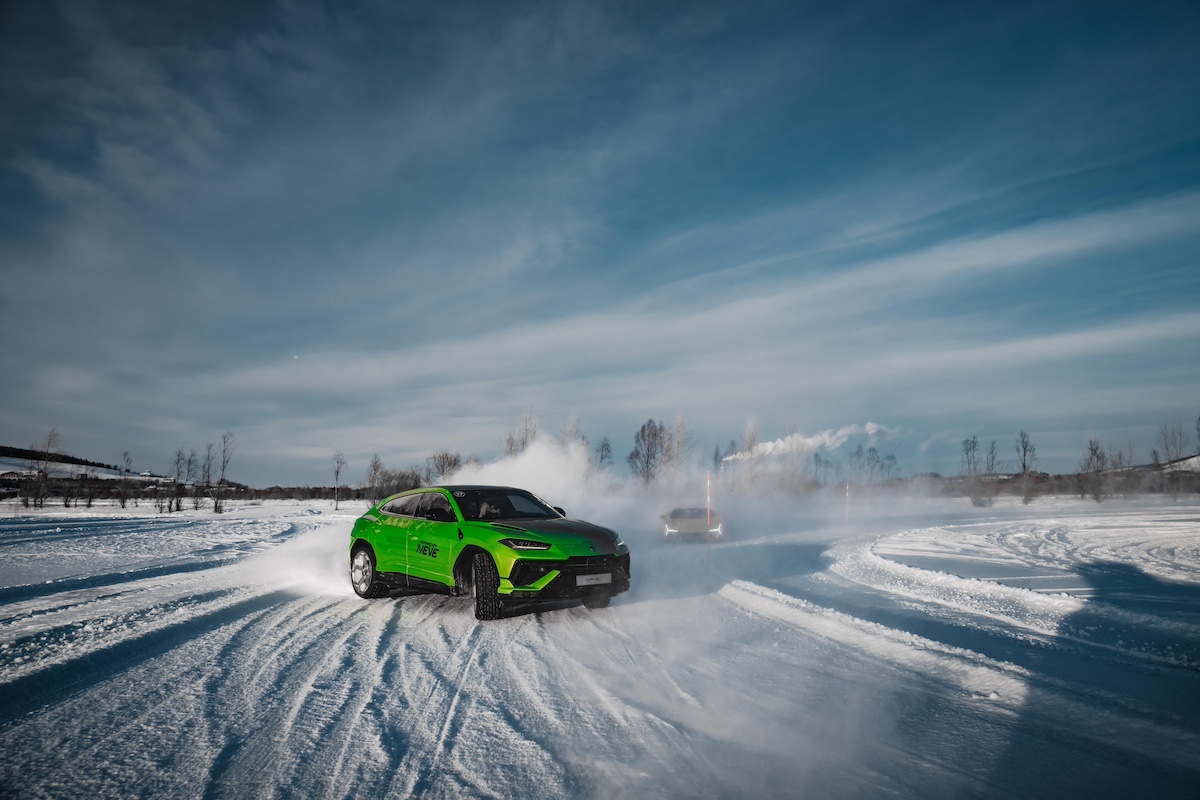 Debutto glaciale per Lamborghini Revuelto: performance e lusso su ghiaccio Debutto glaciale per Lamborghini Revuelto: performance e lusso su ghiaccio