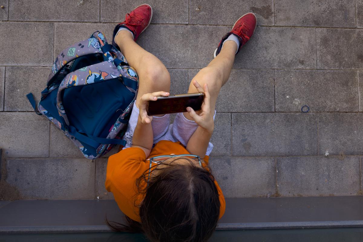 Controllare lo smartphone dei figli è sbagliato Controllare lo smartphone dei figli è sbagliato