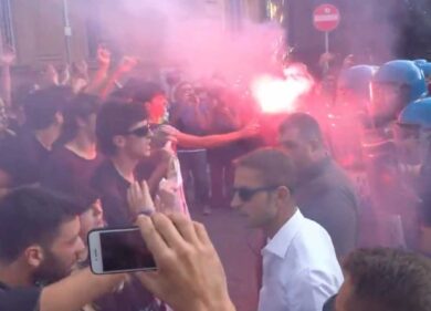 Scontri a Torino al corteo degli studenti, uova e fumogeni contro le forze dell’ordine