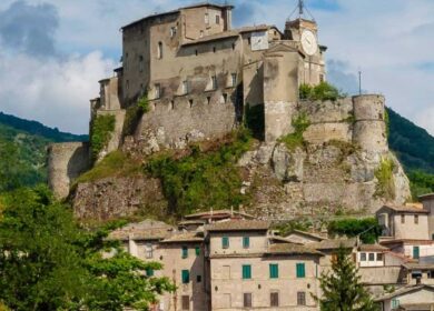 Il ministro Lollobrigida “brinda” a Subiaco Capitale italiana del libro 2025. Superate anche Grottaferrata, Ischia e Sorrento