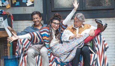 Enzo Iacchetti-Paolo Conticini coppia a teatro con Tootsie, ma rivali in tv (Striscia La Notizia vs Cash or Trash) – La loro reazione da morir dal ridere/ Video intervista