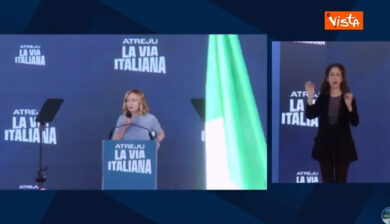Giorgia Meloni crocerossina ad Atreju: chiama l’ambulanza per salvare uno spettatore che si sentiva male