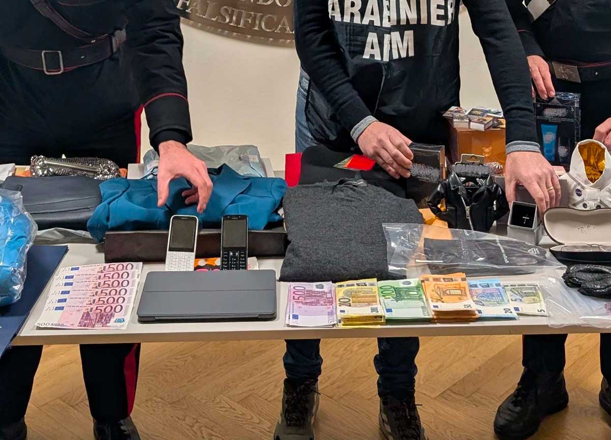 Shopping di Natale con banconote false da 500 euro a Trinità dei Monti e Campo Marzio: in manette un falsario bulgaro