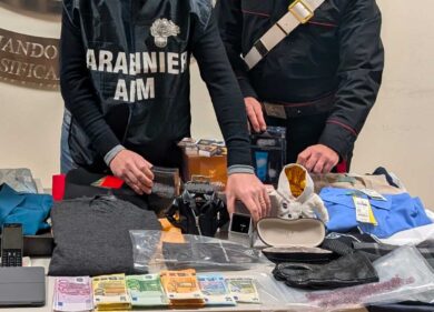 Shopping di Natale con banconote false da 500 euro a Trinità dei Monti e Campo Marzio: in manette un falsario bulgaro