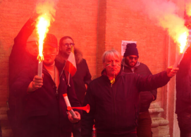 Roma, protesta degli Ncc tra fumogeni e slogan. “Stop ai decreti del governo”
