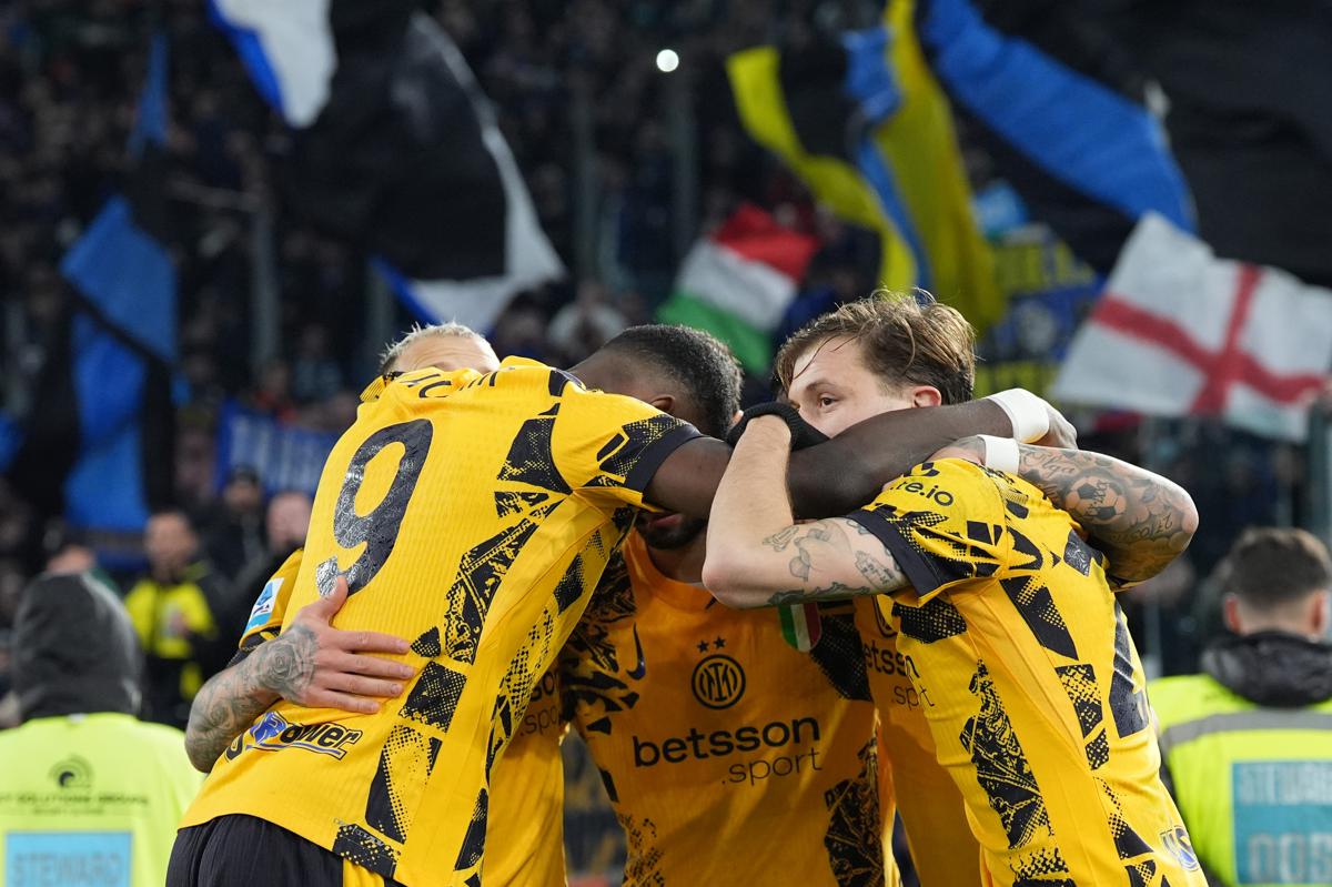 L’Inter travolge la Lazio 6-0 e lancia un messaggio al campionato L’Inter travolge la Lazio 6-0 e lancia un messaggio al campionato