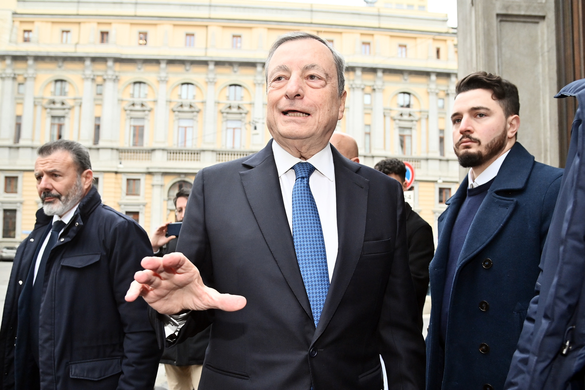 Draghi bacchetta l’Ue: “Con i salari bassi e l’export non si va lontano. Modello non più sostenibile” Draghi bacchetta l’Ue: “Con i salari bassi e l’export non si va lontano. Modello non più sostenibile”