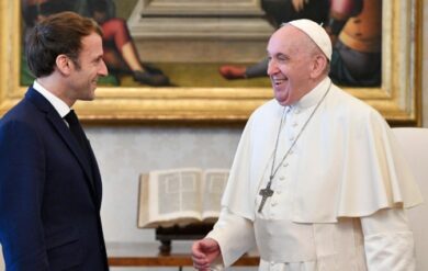 Papa Francesco incontra Macron in Corsica: è la prima visita di un Pontefice sull’isola. Video