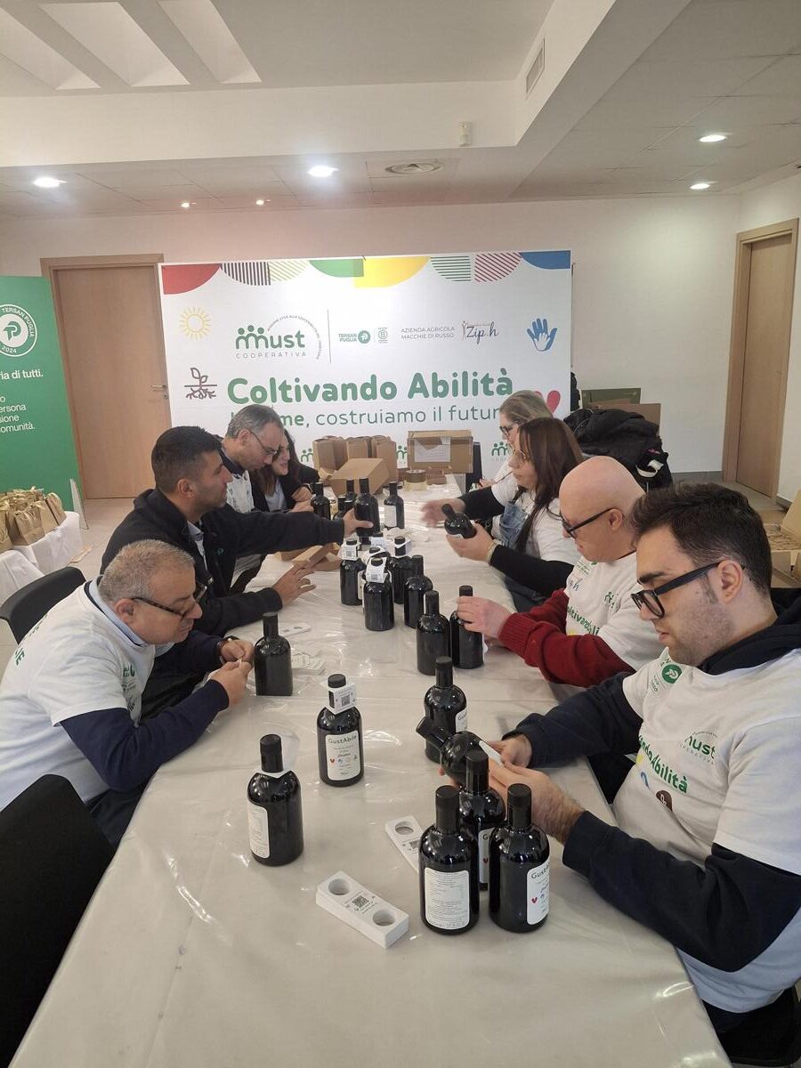 Galleria foto 'Disabilità, ‘GustAbile’ l’olio pugliese al sapore di inclusione' - foto 1