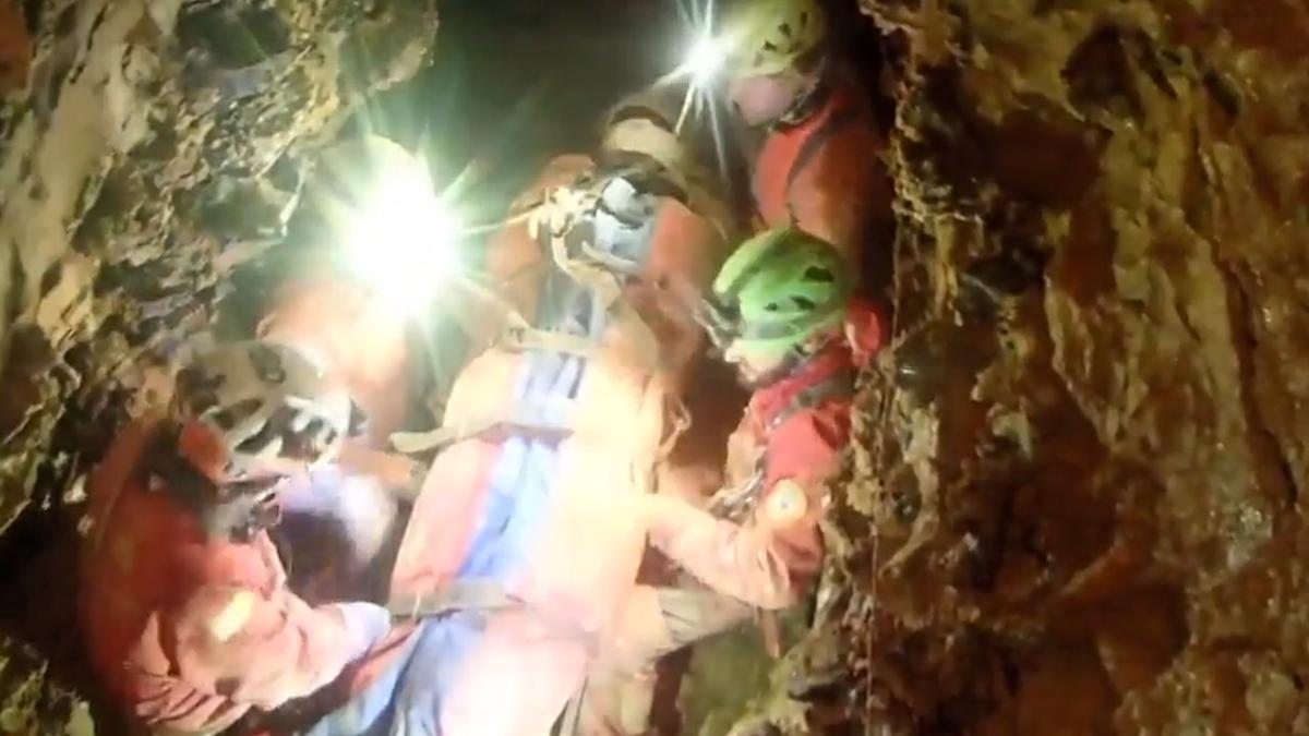 Ottavia Piana, il video del salvataggio: ecco quanto ci metterà a uscire dalla grotta. VIDEO Ottavia Piana, il video del salvataggio: ecco quanto ci metterà a uscire dalla grotta. VIDEO