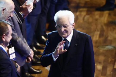 Mattarella, arriva il monito del Capo dello Stato: “No alle divisioni, serve convergere sugli interessi nazionali”