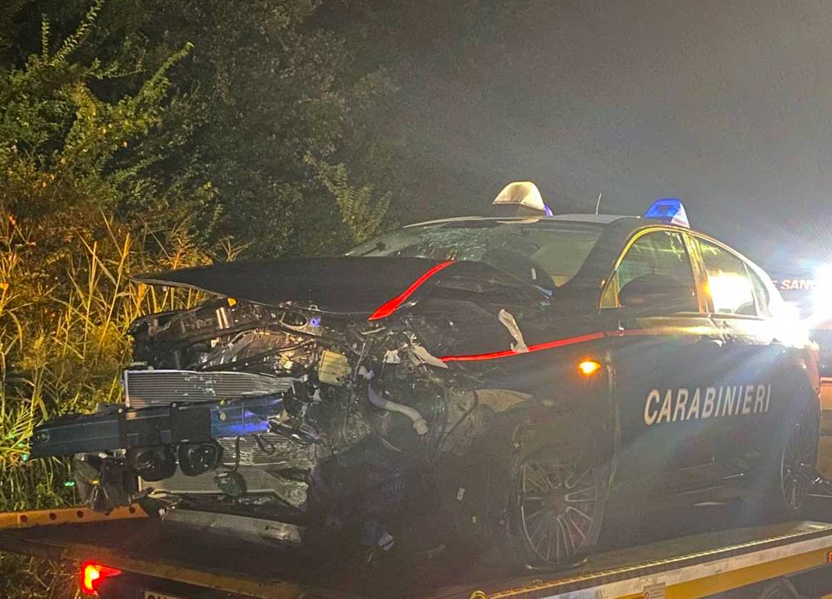 Tentarono di uccidere tre Carabinieri: quindici arresti per furti e rapine con la tecnica della “spaccata” Tentarono di uccidere tre Carabinieri: quindici arresti per furti e rapine con la tecnica della “spaccata”