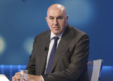 Manovra, Crosetto: “Fermiamo l’aumento dei ministri da 7300€”. Ora è caccia alla “manina”