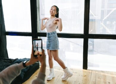 TikTok, dalle interferenze russe nel voto in Romania ai guai negli Usa: l’app dei balletti virali a rischio stop