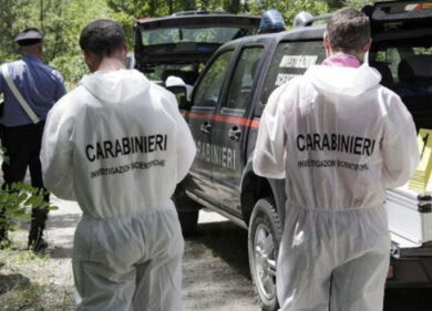 Coppia trovata morta in casa, è giallo a Torino: lei ferita, lui impiccato. Ipotesi omicidio-suicidio