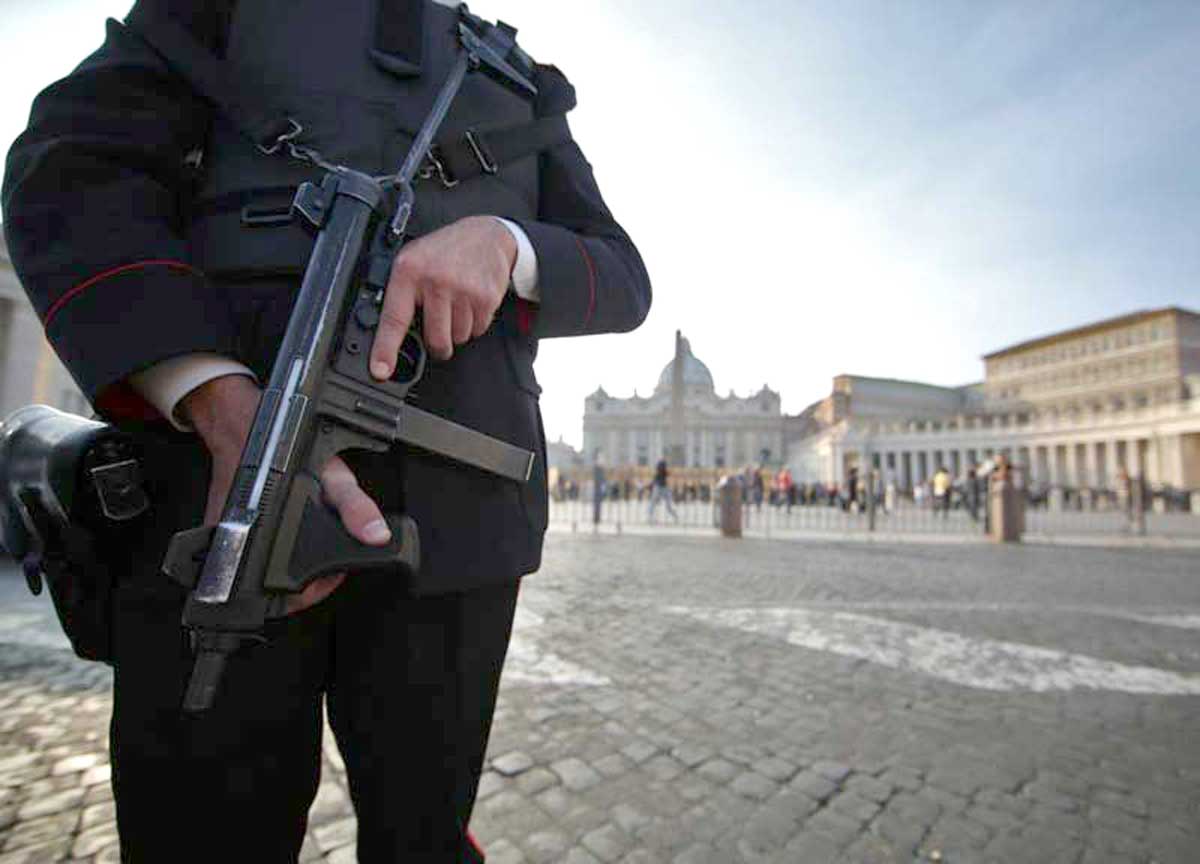 Giubileo Roma, Piantedosi schiera un esercito di 700 agenti in più sulla città sorvegliata speciale Giubileo Roma, Piantedosi schiera un esercito di 700 agenti in più sulla città sorvegliata speciale