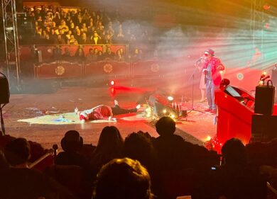 Vinicio Capossela ci “concia per le feste”: a Milano è già Natale