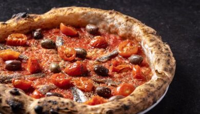 Salvatore Lioniello, il pizzaiolo col cappello star su TikTok rilancia: menù degustazione ‘autobiografico’ e privè a Milano
