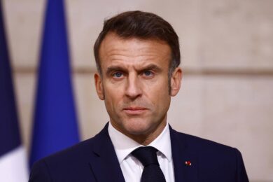 Francia, il neo premier Bayrou è già nella bufera: 12mila € per un volo di 52 minuti