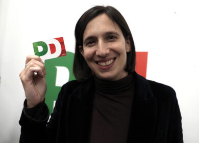 Uomo va in coma e si risveglia tesserato del Pd. La moglie: “Non è un caso isolato”