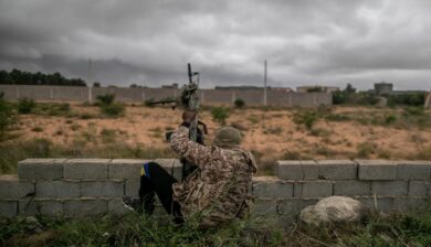 Gli scontri in Libia sfiorano i giacimenti Eni: cresce la tensione, anche sul fronte migratorio