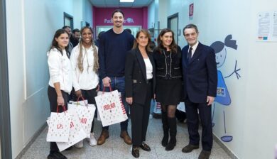 Ibrahimovic e Fontana in visita ai bambini dell’ospedale Buzzi. VIDEO