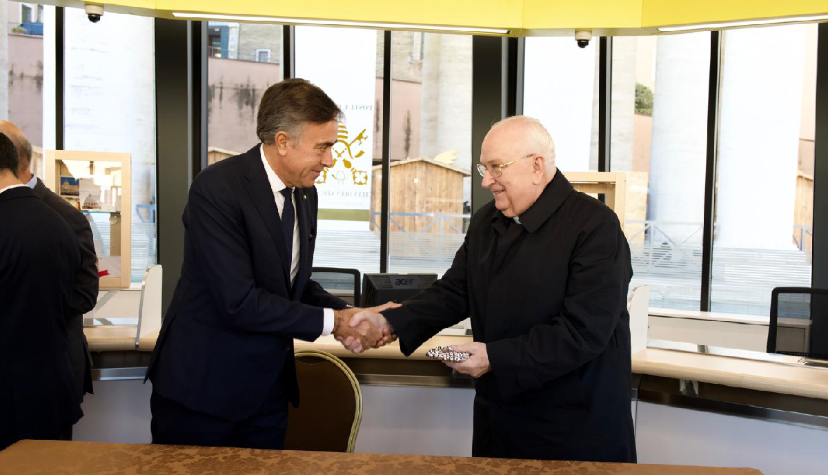 Poste Italiane: inaugurato il nuovo ufficio postale mobile Vaticano in Piazza San Pietro Poste Italiane: inaugurato il nuovo ufficio postale mobile Vaticano in Piazza San Pietro