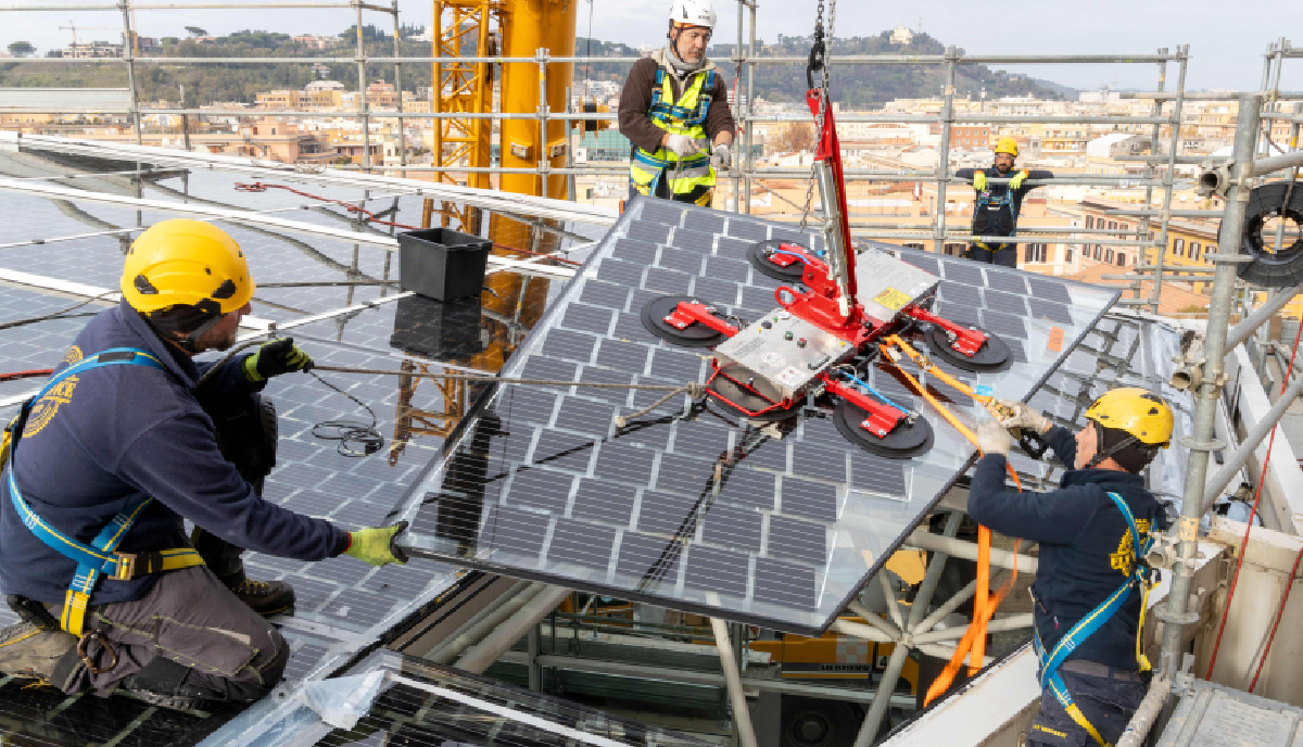 ACEA e Città del Vaticano: inaugurata la nuova vetrata fotovoltaica dei Musei Vaticani ACEA e Città del Vaticano: inaugurata la nuova vetrata fotovoltaica dei Musei Vaticani